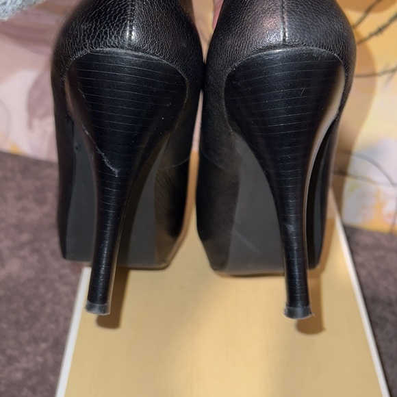 🔥🔥🔥MICHAEL KORS HEELS 👠 - Picture 7 of 9